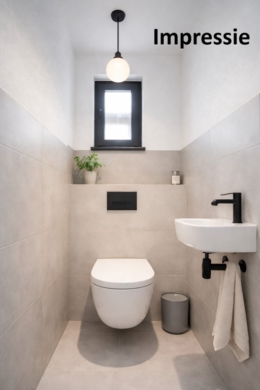 Strakke moderne badkamer met zwart-witte accenten.jpg